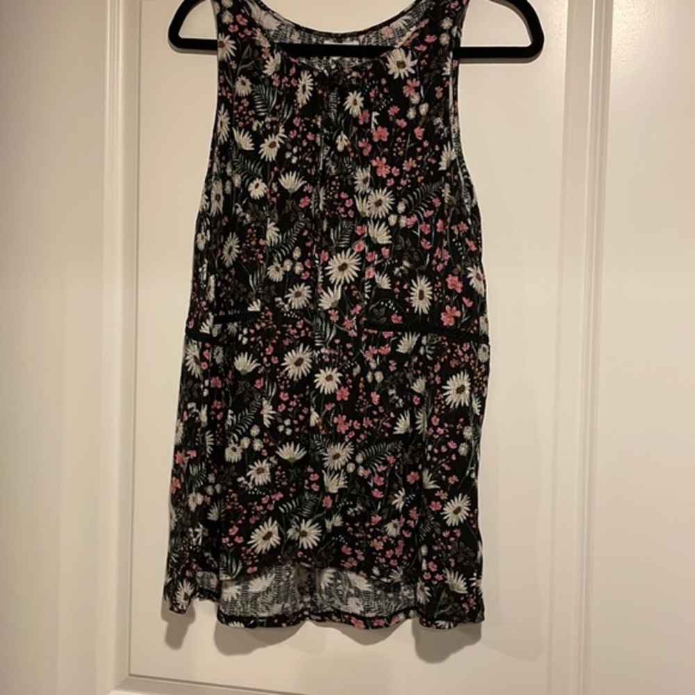 EUC Women’s Maurices Floral tank size XL​